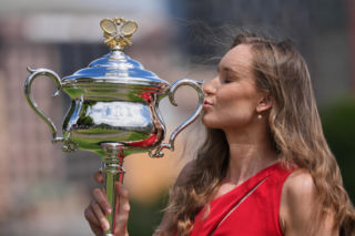 Jelena Rybakina, sesja z pucharem mistrzyni Australian Open