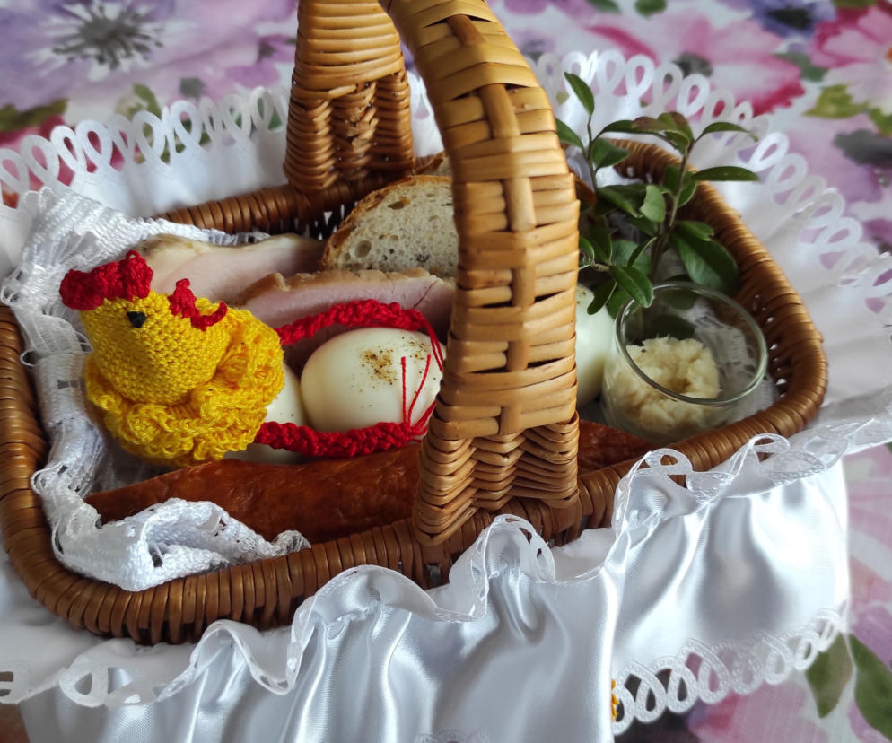 Co włożyć do koszyczka wielkanocnego? Nie tylko jajko i wędlina. Lista produktów 2026