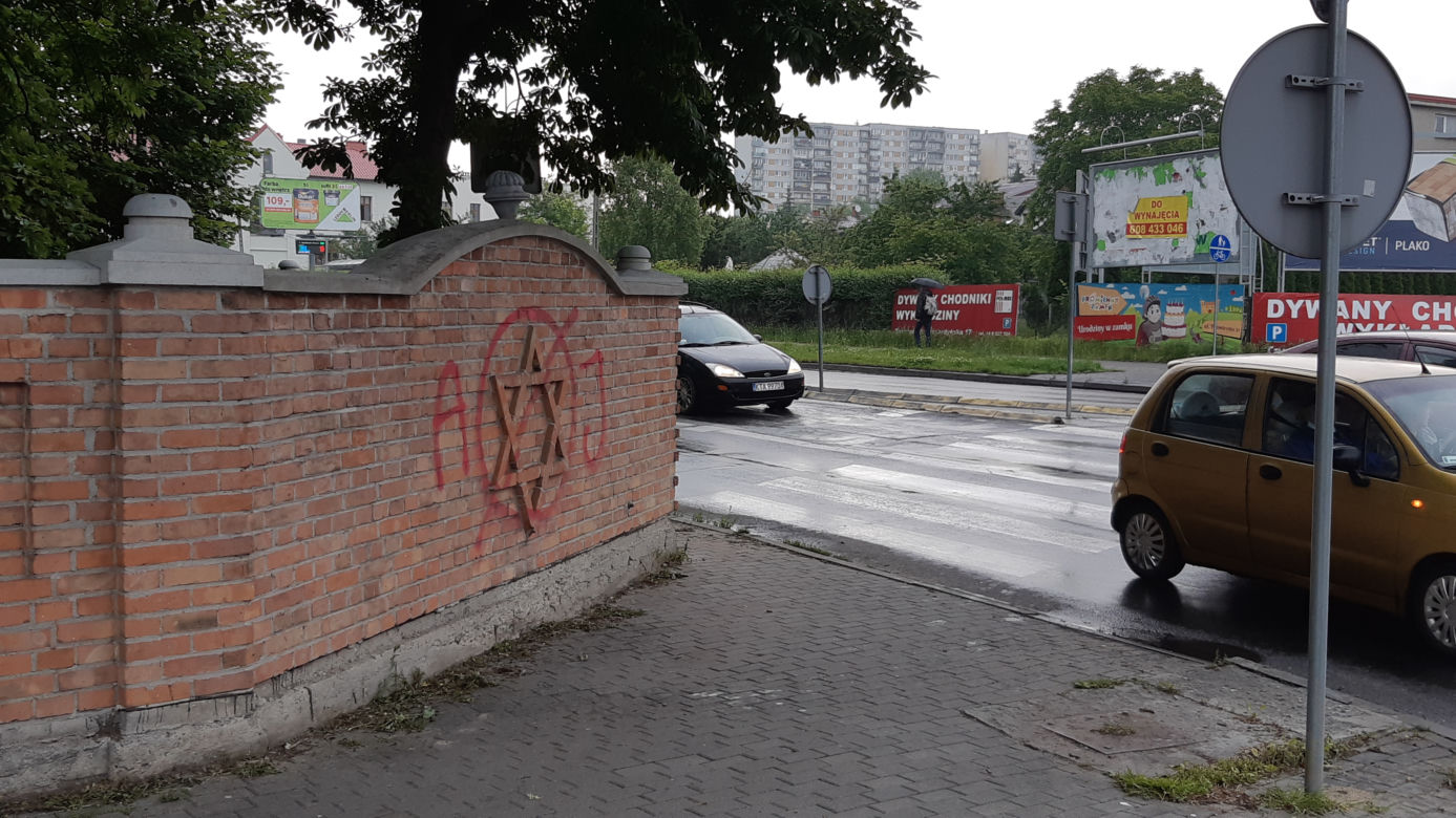 Kirkut pomalowany przez pseudo graficiarzy