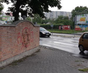 Kirkut pomalowany przez pseudo graficiarzy