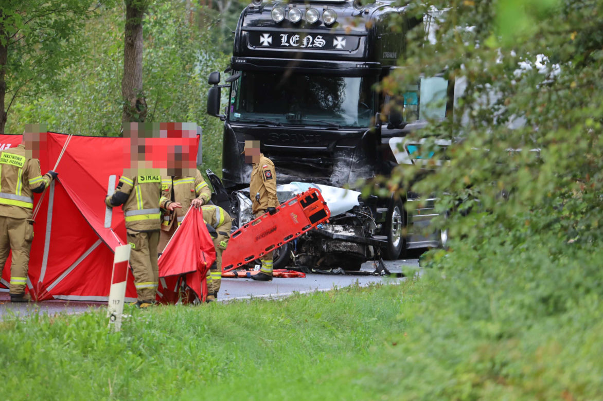 Samochód ciężarowy zderzył się z osobowym autem. Cztery osoby zginęły. Droga zablokowana