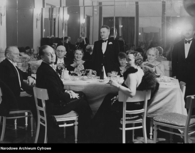 Sylwester w Warszawie sprzed lat. Tak stolica witała dawniej Nowy Rok