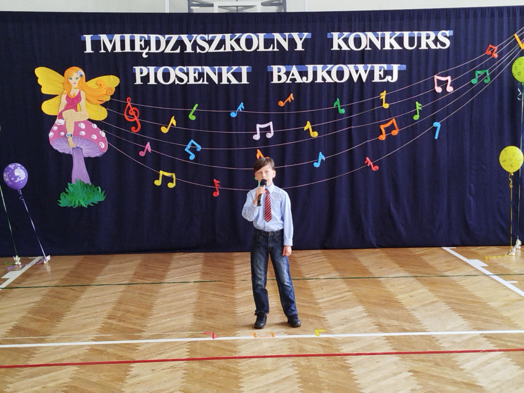 Uczniowie z klas I-III zaprezentowali w SP nr 10 w Siedlcach piosenki z różnych bajek