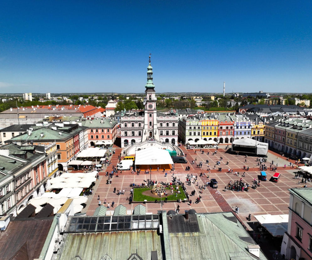 Widok z góry na Rynek Wielki w Zamościu z wieżą ratuszową. O historii miasta idealnego przeczytasz na SE Lublin.