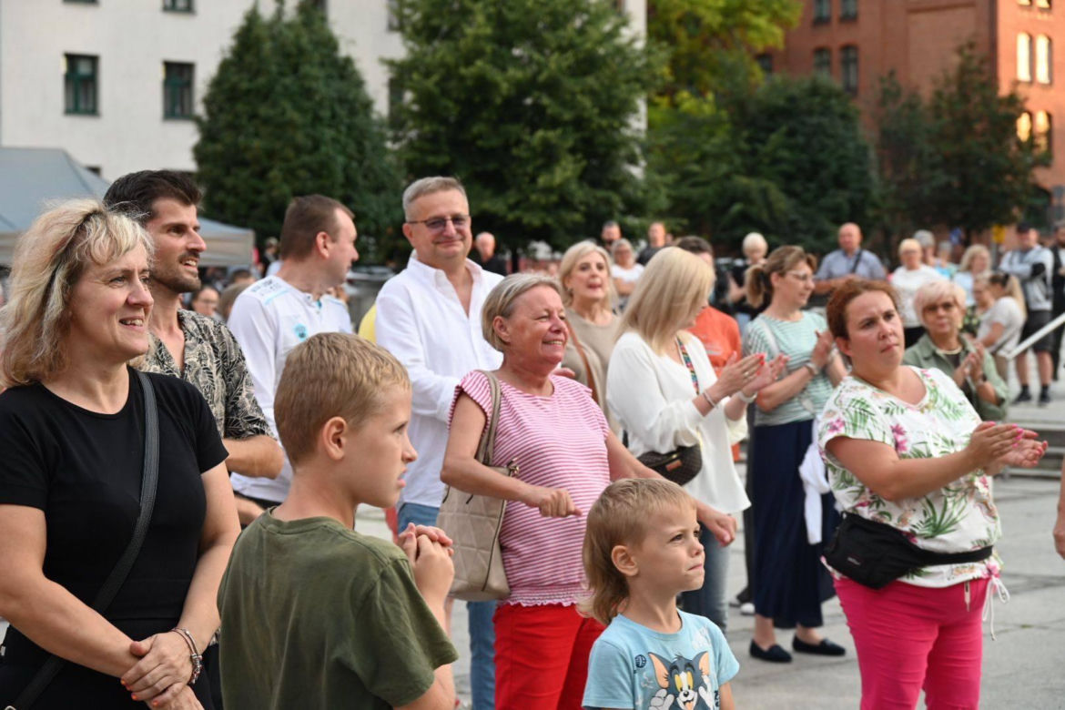 Ruda Śląska tańczy jak dawniej. Międzypokoleniowa potańcówka na rynku porwała tłumy