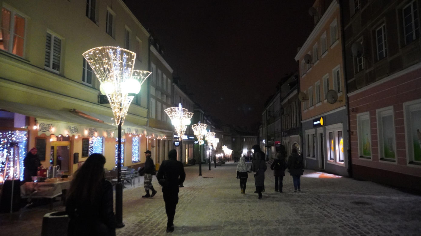 Świąteczne iluminacje w Olsztynie zachwycają. Prawdziwą „gwiazdą” jest choinka na starówce [ZDJĘCIA]
