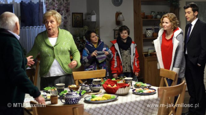 M jak miłość odc. 1058. Marek (Kacper Kuszewski), Ewa (Dominika Kluźniak), Barbara (Teresa Lipowska), Lucjan (Witold Pyrkosz), Mateusz (Krystian Domagała), Antek (Jakub Jankiewicz)