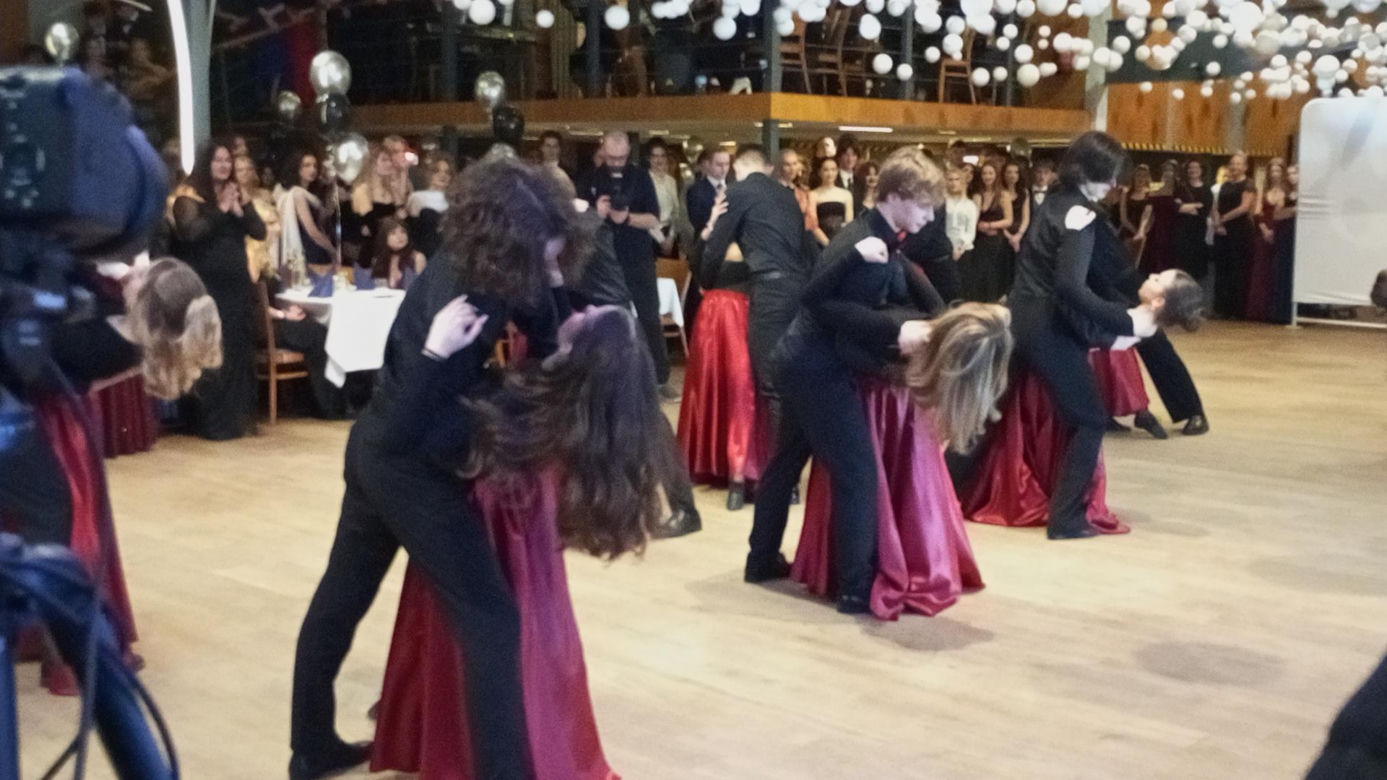 Studniówka I LO w Olsztynie. Nie tylko polonez. Uczniowie zaskoczyli wszystkich… walcem
