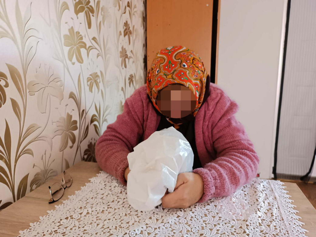 Uwierzyła oszustom, straciła oszczędności życia. Seniorka spakowała pieniądze w reklamówkę i wywiesiła je za drzwiami mieszkania