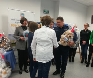 Dzieci z SP nr 31 w Toruniu podarowały pluszaki policjantom