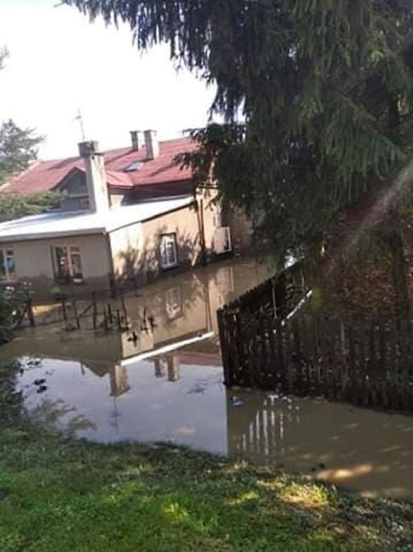 Kańczuga. Matka i jej dwie córki straciły mieszkanie w powodzi, potrzebują pomocy!