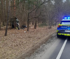 Tragiczny wypadek na DK 62. 19-letni kierowca uderzył w drzewo