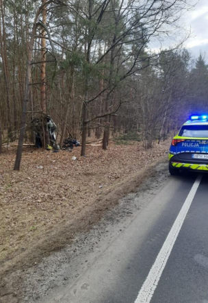 Tragiczny wypadek na DK 62. 19-letni kierowca uderzył w drzewo