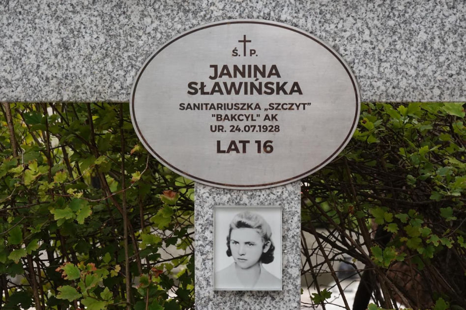 Niemcy mordowali je, bo pomagały rannym