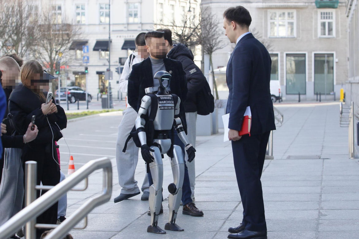 Spotkanie ministra finansów z robotem