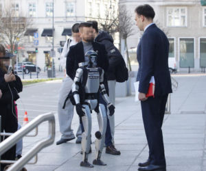 Spotkanie ministra finansów z robotem