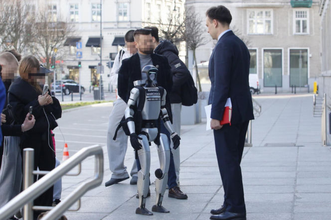 Spotkanie ministra finansów z robotem