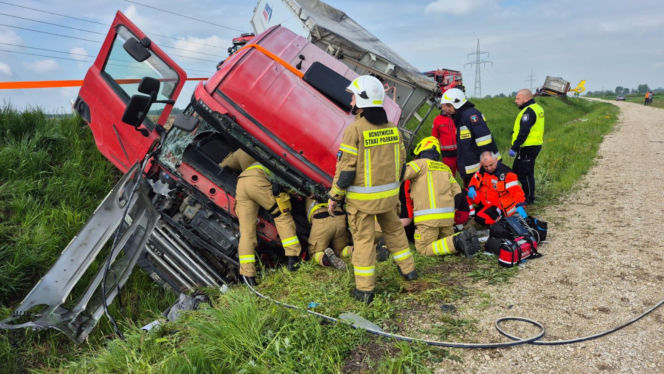 Poważny wypadek na obwodnicy Szczurowej. Zderzyły się dwie ciężarówki