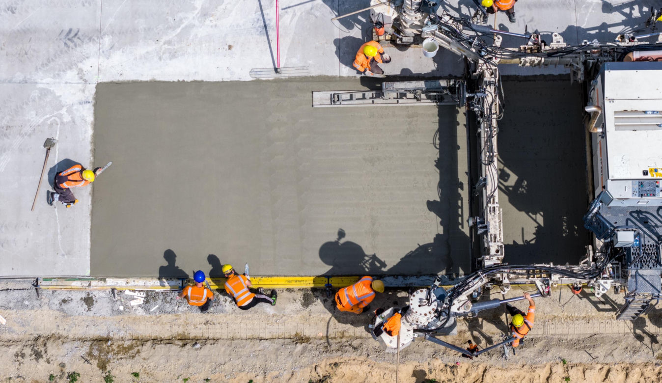 Betonowa technologia na gminnej drodze w Ożarowie