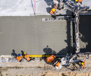Betonowa technologia na gminnej drodze w Ożarowie