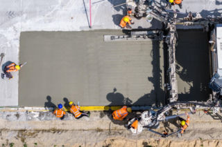 Betonowa technologia na gminnej drodze w Ożarowie