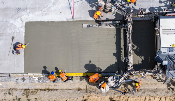 Betonowa technologia na gminnej drodze w Ożarowie