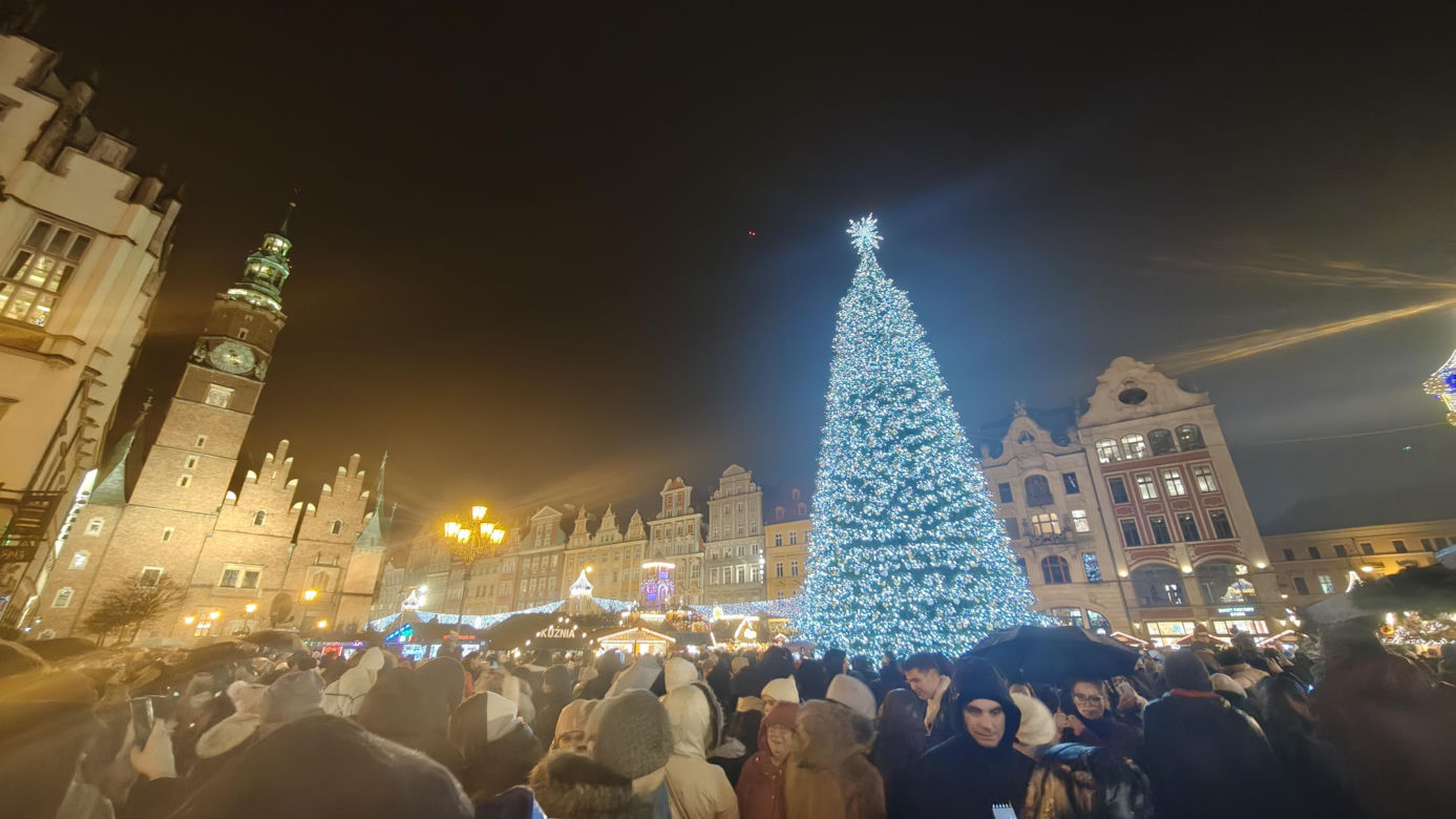 Największa choinka we Wrocławiu już rozświetlona! Tłumy powitały Świętego Mikołaja 