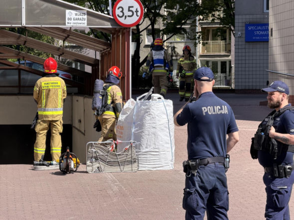Pożar samochodu w podziemnym garażu w Warszawie. Gigantyczna akcja straży pożarnej