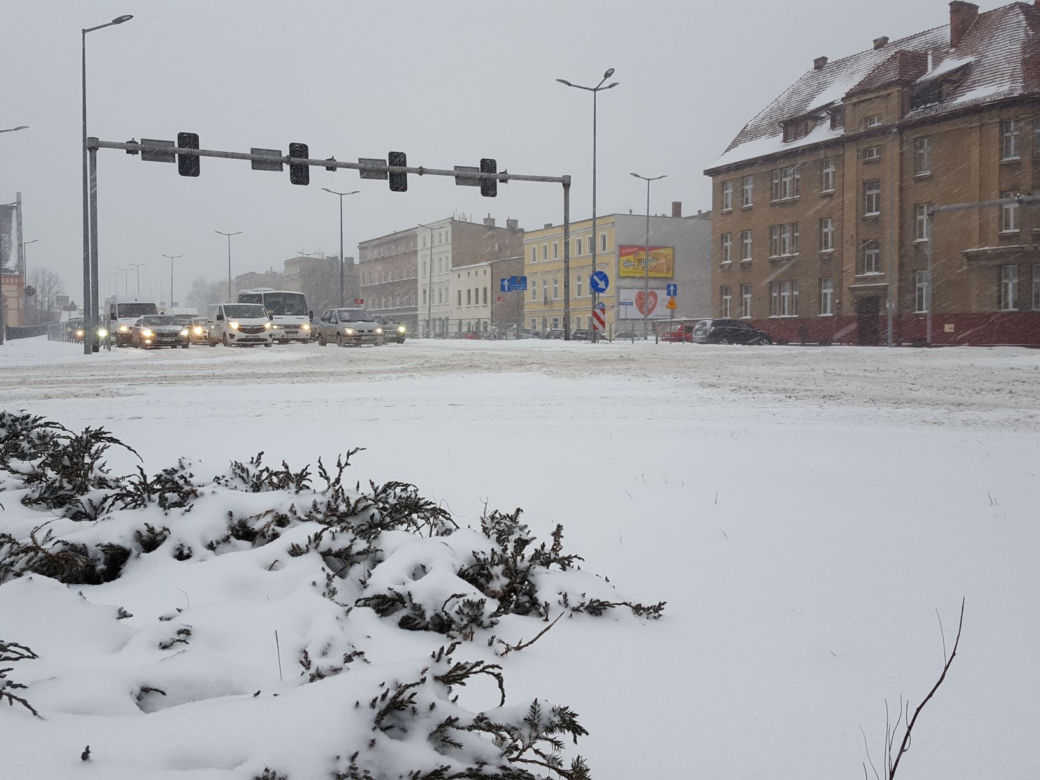Kolejny atak zimy tej zimy w Lesznie. Miasto zasypane śniegiem