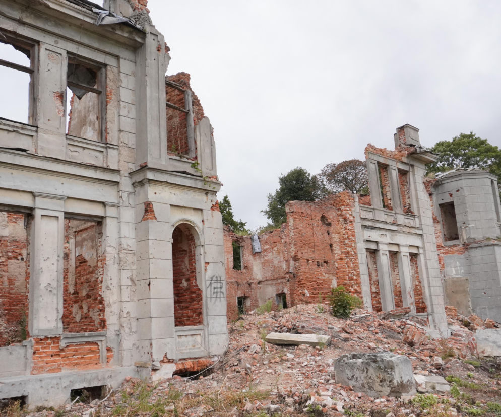 Zniszczone, ceglane mury XIX-wiecznego pałacu Karskich we Włostowie. O planach jego rewitalizacji przeczytasz na Eska Starachowice.