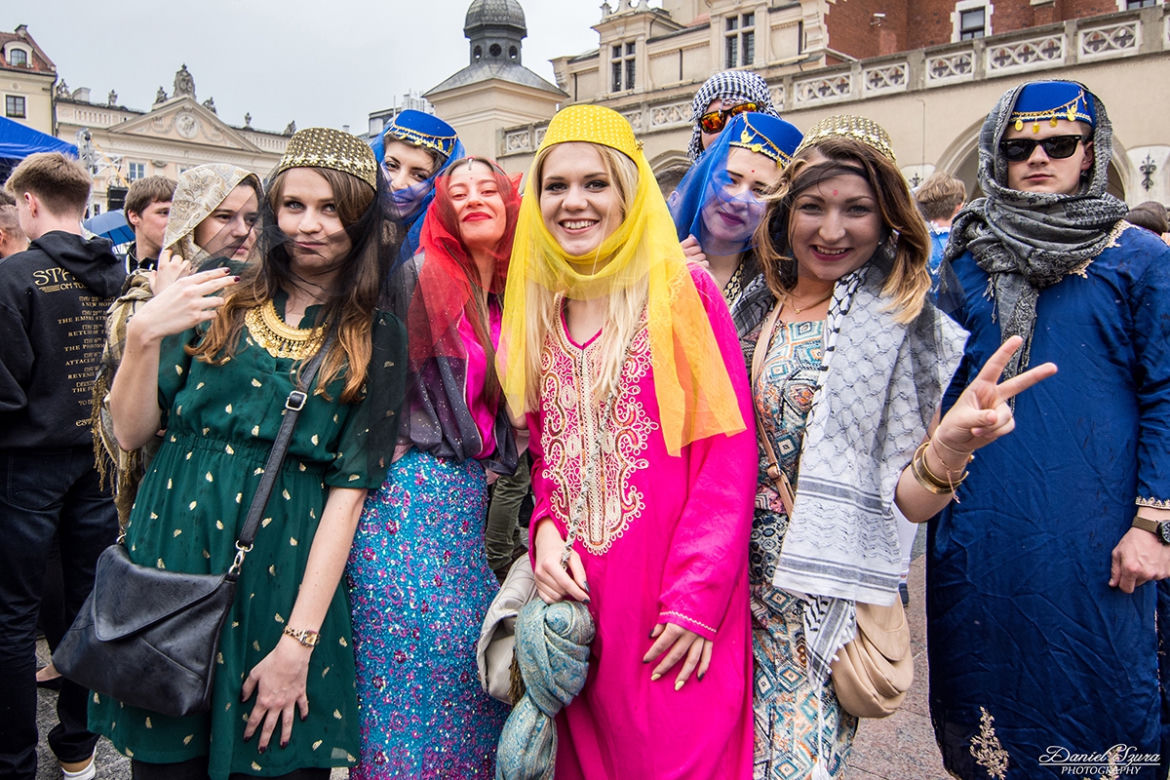 Korowód juwenaliowy na krakowski Rynek: Studenci świętują! [ZDJĘCIA]