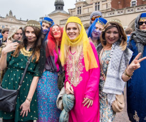 Korowód juwenaliowy na krakowski Rynek: Studenci świętują! [ZDJĘCIA]