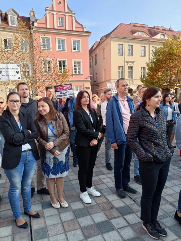 Pikieta urzędników poznańskich na Placu Kolegiackim