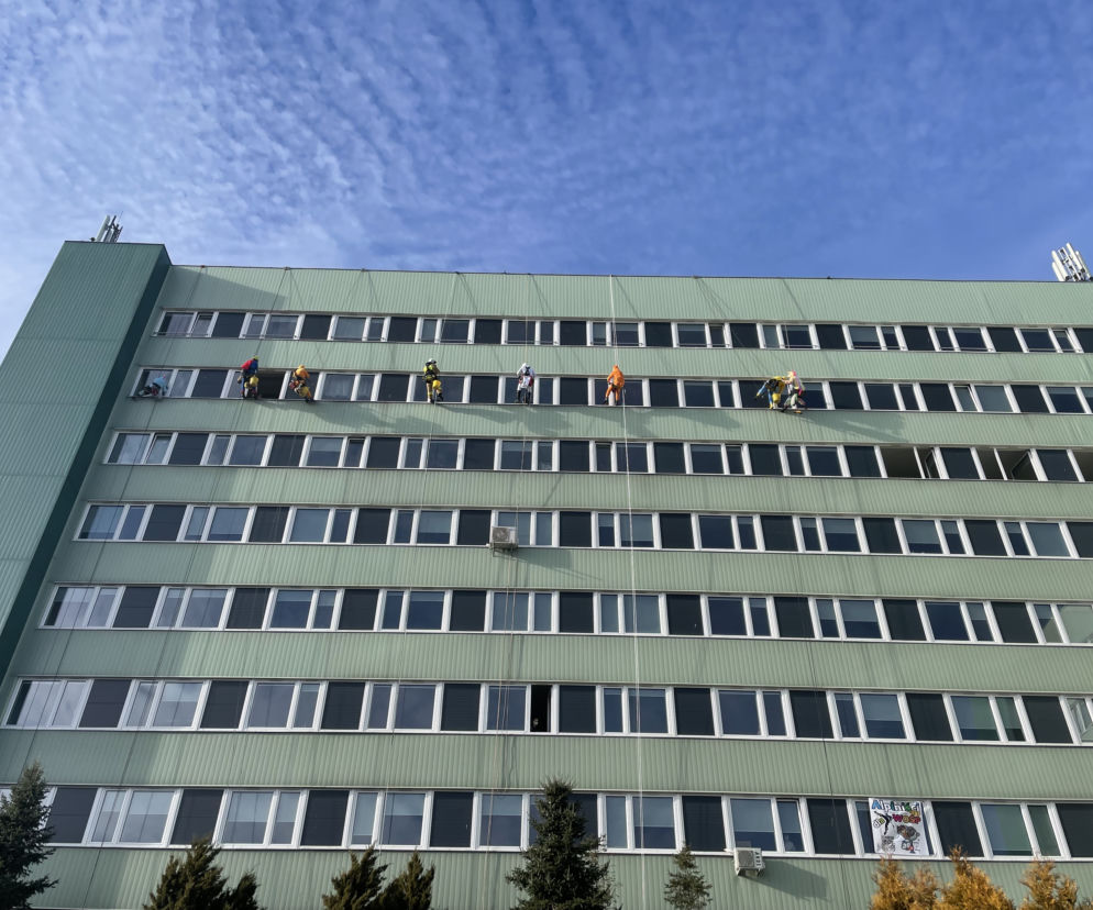 Alpiniści zjechali na linach z dachu szpitala na Józefowie!