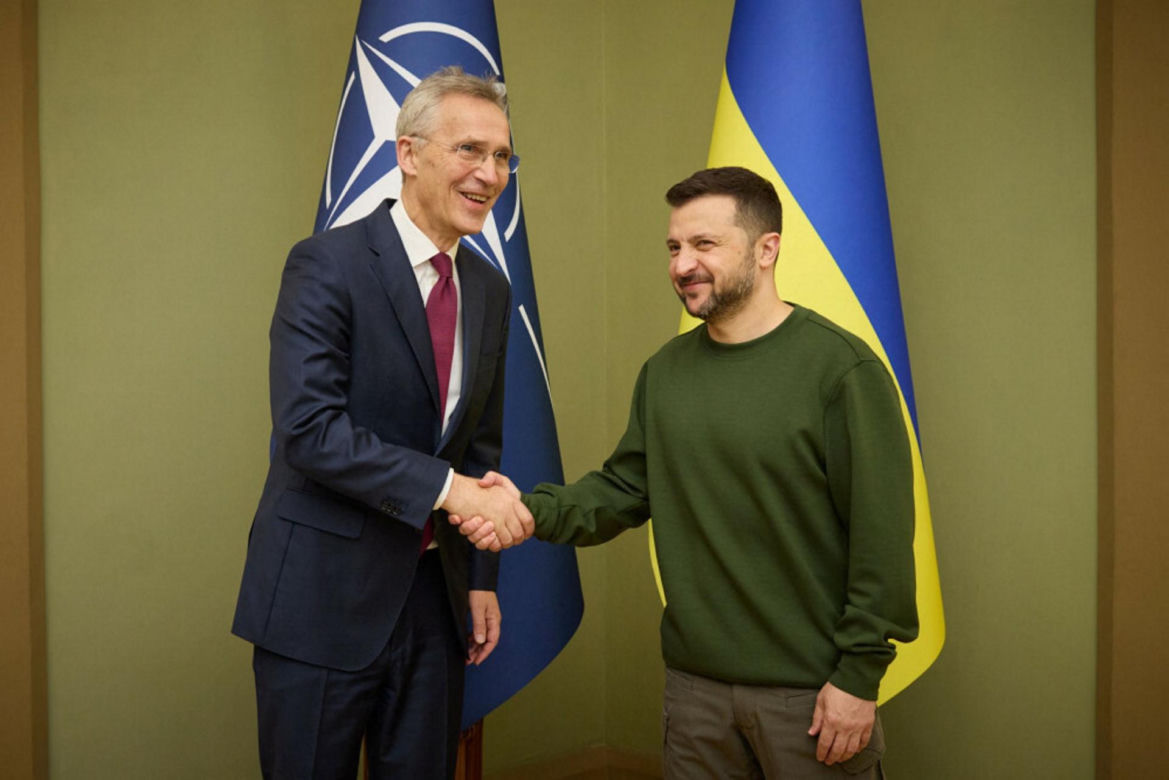 Tak Zełenski prezentuje się na salonach. Wszystkie stroje prezydenta Ukrainy