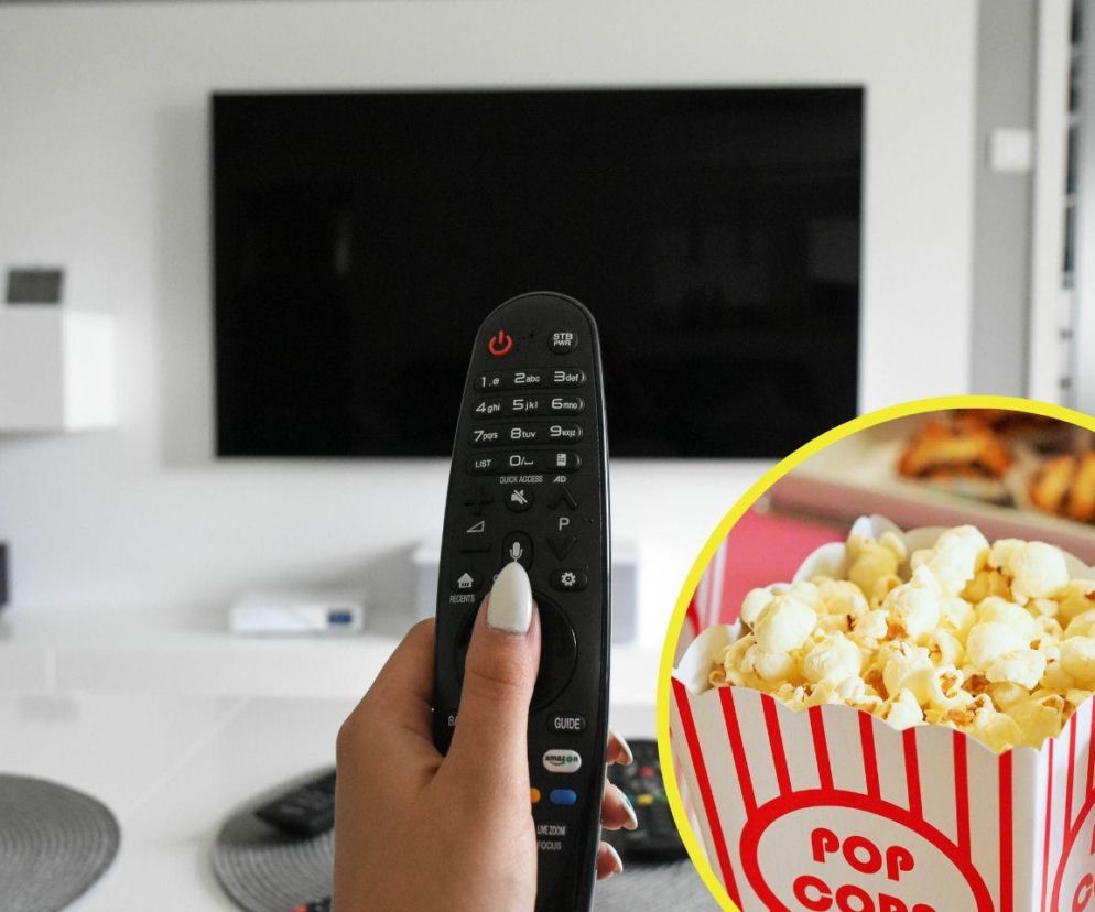 Ręka trzymająca pilot na tle telewizora. Na miniaturze pudełko popcornu. O fenomenie lektora w Polsce czytaj na SE.