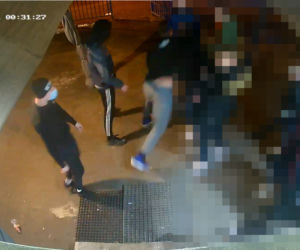 Brutalny atak w Bydgoszczy. Ofiara trafiła na stół operacyjny. Policja zatrzymała jednego ze sprawców 
