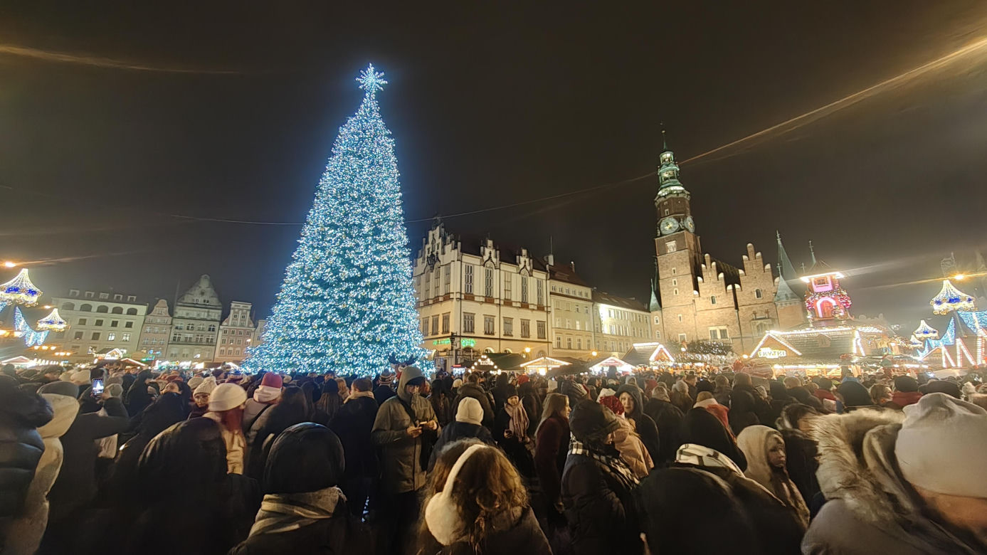 Największa choinka we Wrocławiu już rozświetlona! Tłumy powitały Świętego Mikołaja 