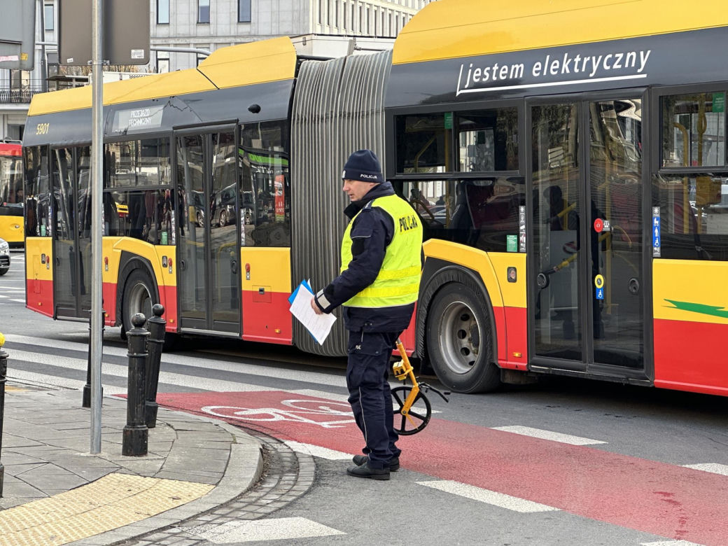 Koszmarny wypadek przy palmie. Autobus przejechał pieszą, a ulicą polała się krew