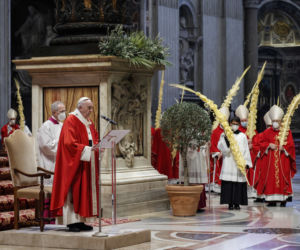 Papież Franciszek w trakcie mszy w Niedzielę Palmową w Watykanie