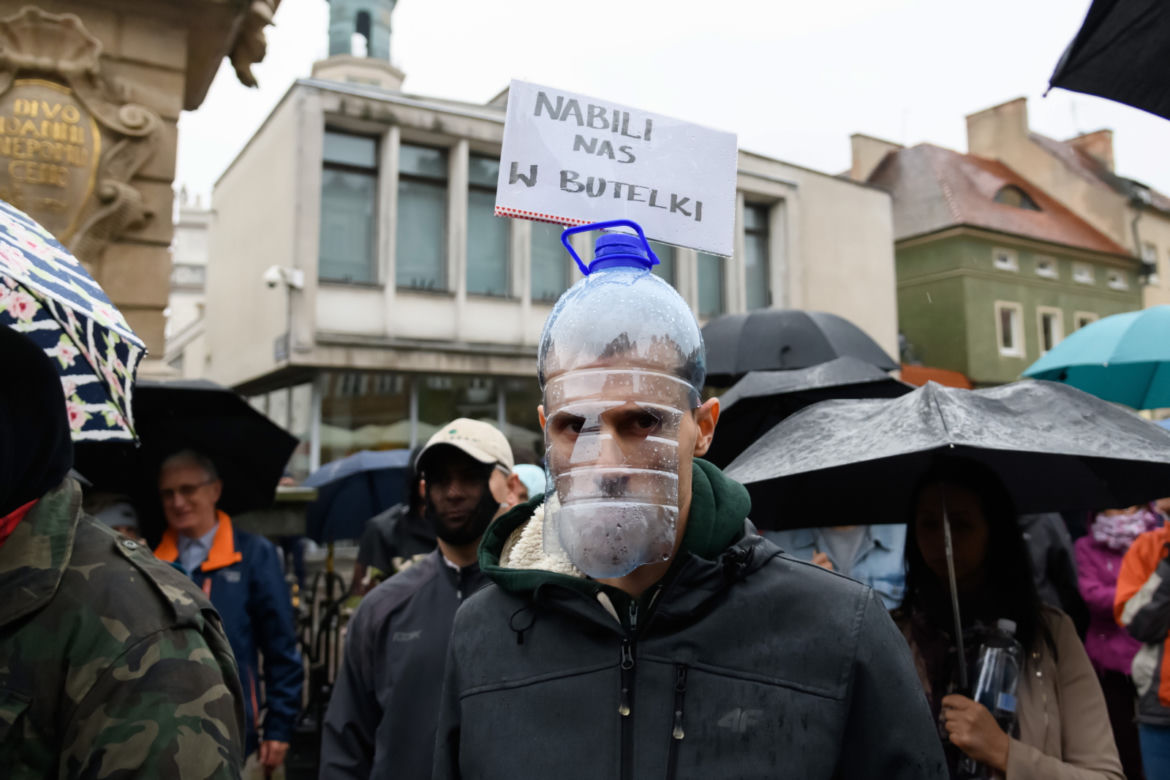 Marsz antycovidowców w Poznaniu. Protestujący: „Zakończyć PLANDEMIĘ!" [ZDJĘCIA]