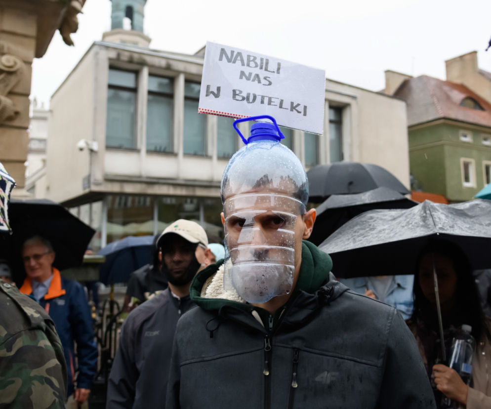 Marsz antycovidowców w Poznaniu. Protestujący: „Zakończyć PLANDEMIĘ! [ZDJĘCIA]