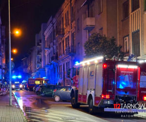 Nocny pożar na ul. Sowińskiego w Tarnowie. Ewakuowano 27 osób