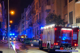 Nocny pożar na ul. Sowińskiego w Tarnowie. Ewakuowano 27 osób