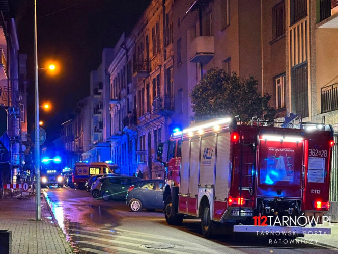 Nocny pożar na ul. Sowińskiego w Tarnowie. Ewakuowano 27 osób