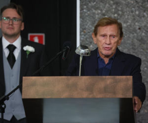Jan Englert na pogrzebie Jana Frycza