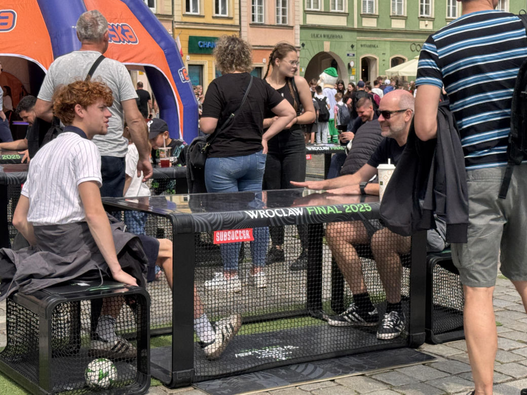 Wrocław żyje finałem Ligi Konferencji Europy. Kibice Betisu i Chelsea już w strefach kibica!