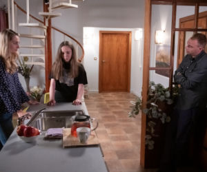 Na Wspólnej odc. 2924. Tosia (Julia Lewenfisz-Górka), Zuza (Małgorzata Socha), Kamil (Kazimierz Mazur)
