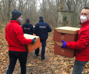 Policjanci wręczali bezdomnym paczki z ubraniami