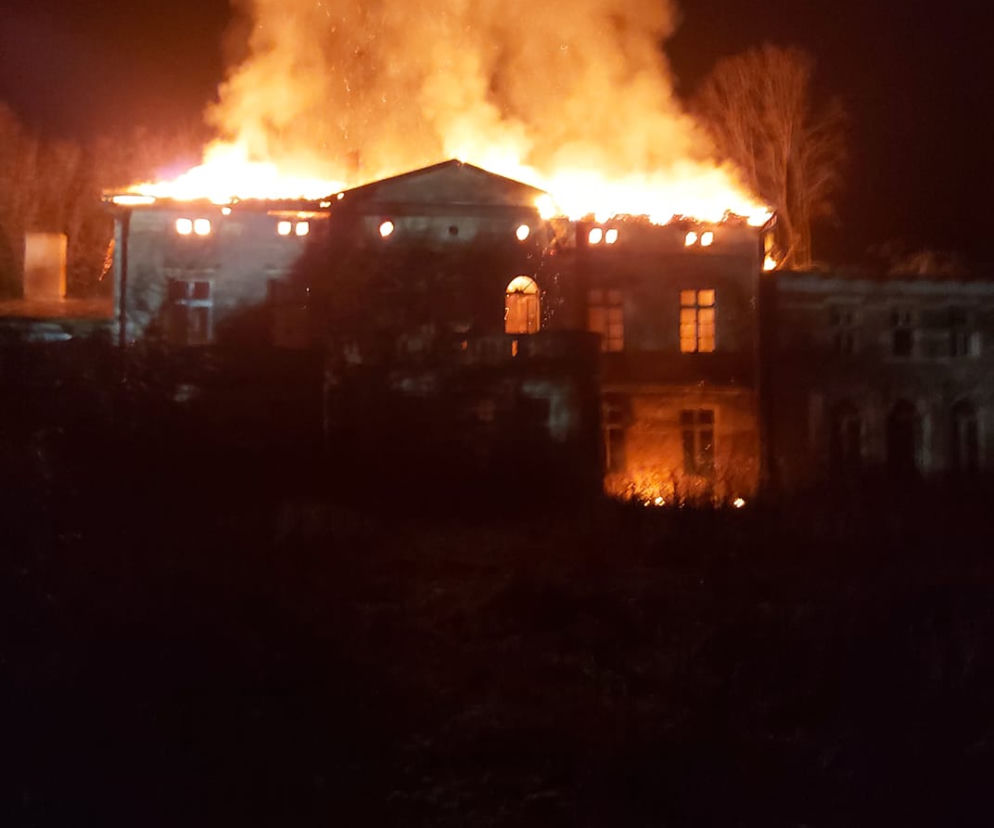 Ogromny pożar pałacu z XIX pod Bydgoszczą! Na miejscu 10 zastępów straży pożarnej! [WIDEO]